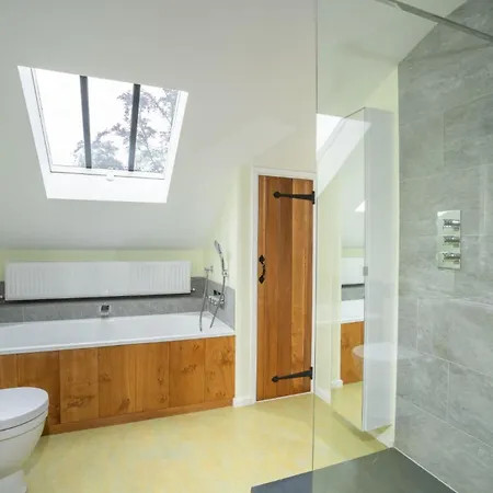 Panoramic Views & Spacious Living By Letmestay 格拉斯米尔